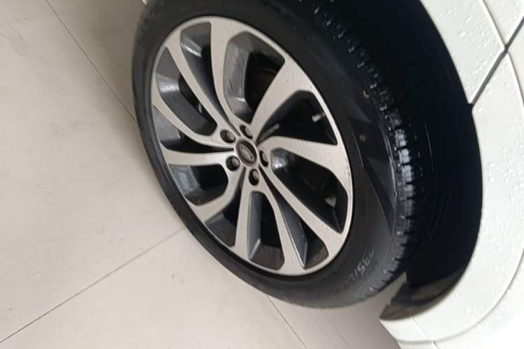 Used Land Rover Discovery Sport 2021 249 PS R-Dynamic SE Performance Tech Edition 5 Seats Right Rear Wheel Hub