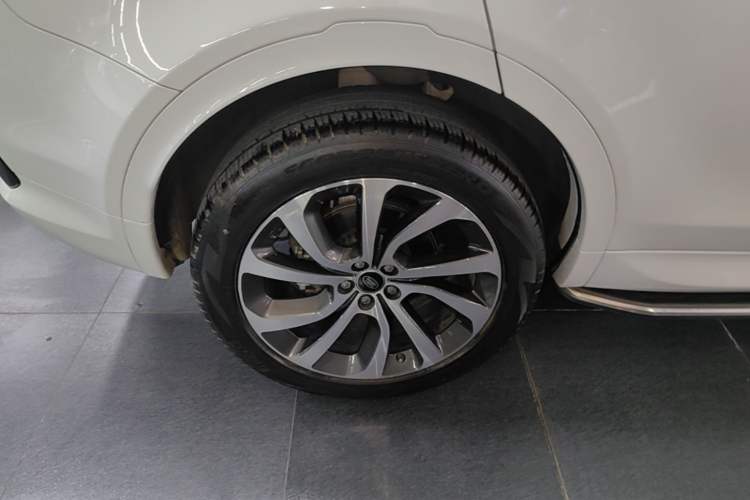 Used Land Rover Discovery Sport 2021 249 PS R-Dynamic S Performance Edition Right Rear Wheel Hub