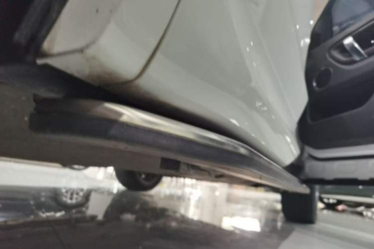 Used Land Rover Discovery Sport 2021 249 PS R-Dynamic S Performance Edition Right Side Sill