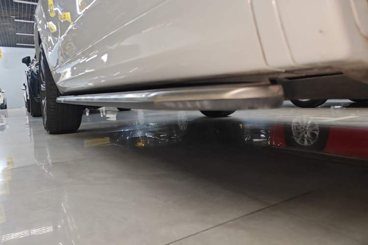 Used Land Rover Discovery Sport 2021 249 PS R-Dynamic S Performance Edition Right Side Sill