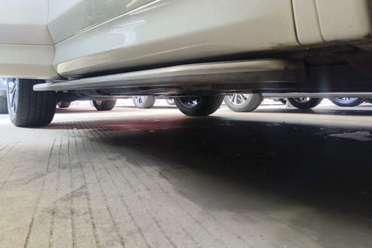 Used Land Rover Discovery Sport 2021 249 PS R-Dynamic S Performance Edition Right Side Sill