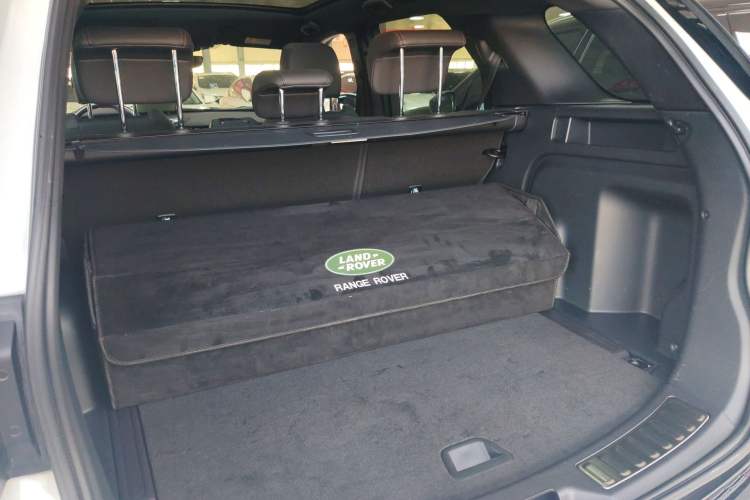 Used Land Rover Discovery Sport 2021 249 PS R-Dynamic SE Performance Tech Edition 5 Seats Trunk