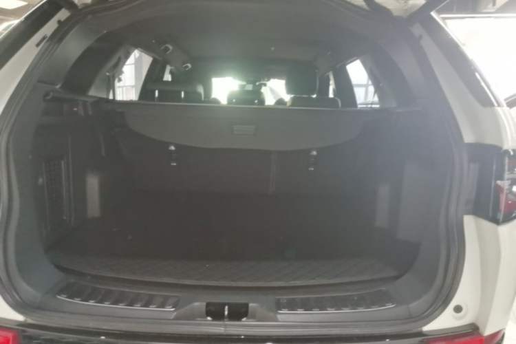 Used Land Rover Discovery Sport 2021 249 PS R-Dynamic S Performance Edition Trunk