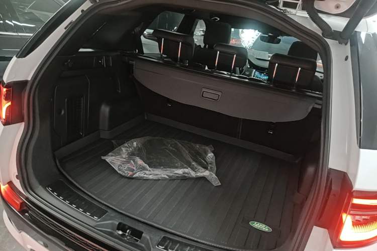 Used Land Rover Discovery Sport 2021 249 PS R-Dynamic S Performance Edition Trunk