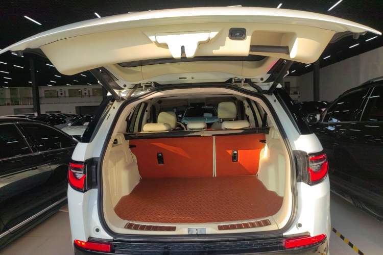 Used Land Rover Discovery Sport 2021 249 PS R-Dynamic S Performance Edition Trunk