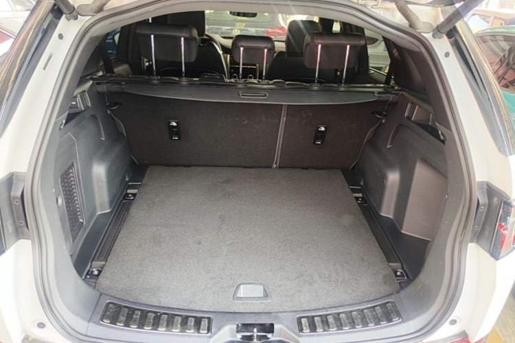 Used Land Rover Discovery Sport 2021 249 PS R-Dynamic S Performance Edition Trunk