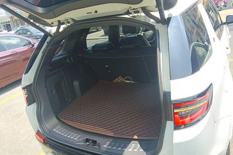 Used Land Rover Discovery Sport 2021 249 PS R-Dynamic S Performance Edition Trunk
