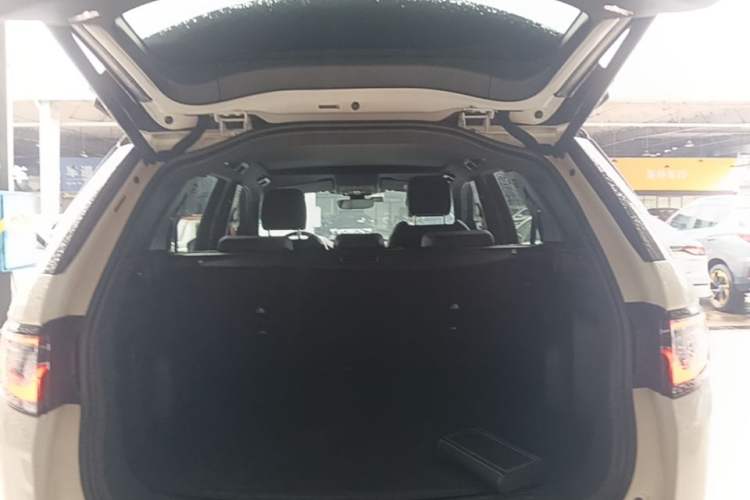 Used Land Rover Discovery Sport 2021 249 PS R-Dynamic SE Performance Tech Edition 5 Seats Trunk