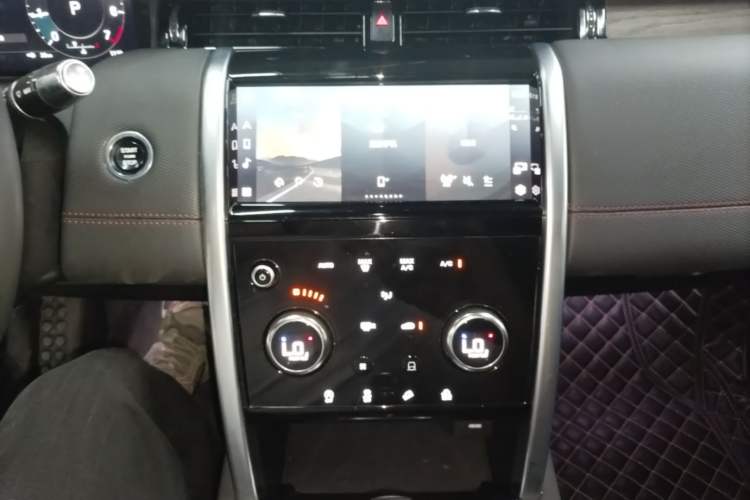 Used Land Rover Discovery Sport 2022 249 PS R-Dynamic S Performance Edition 5 Seats Audio And AC Panel