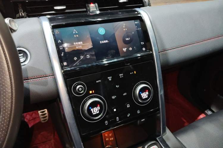 Used Land Rover Discovery Sport 2022 Revised Version 249 PS R-Dynamic S Performance Edition 5 Seats Audio And AC Panel