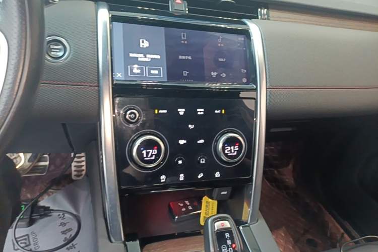 Used Land Rover Discovery Sport 2022 Revised Version 249 PS R-Dynamic S Performance Edition 5 Seats Audio And AC Panel