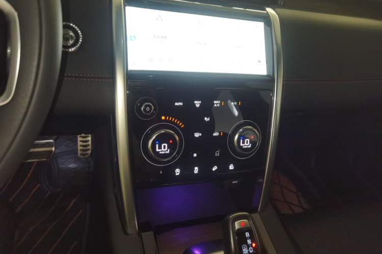 Used Land Rover Discovery Sport 2022 Revised Version 249 PS R-Dynamic S Performance Edition 5 Seats Audio And AC Panel
