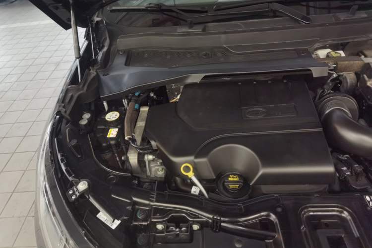 Used Land Rover Discovery Sport 2022 Revised Version 249 PS R-Dynamic S Performance Edition 5 Seats Engine Bay Right
