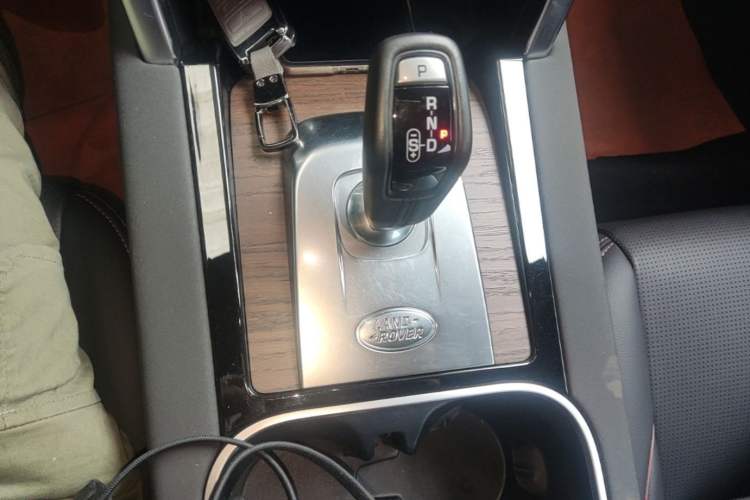 Used Land Rover Discovery Sport 2022 Restyled 249 PS R-Dynamic SE Performance Tech Edition 5 Seats Gear Lever