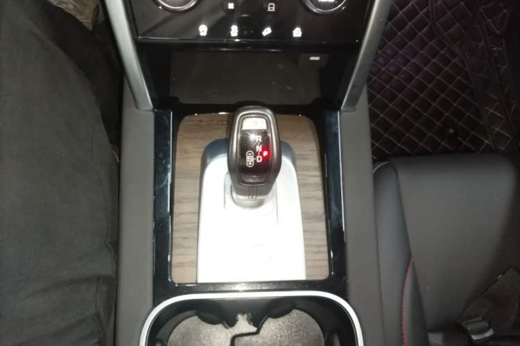 Used Land Rover Discovery Sport 2022 249 PS R-Dynamic S Performance Edition 5 Seats Gear Lever