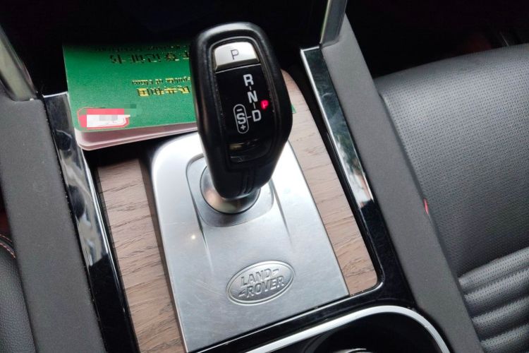 Used Land Rover Discovery Sport 2022 Revised Version 2 249 PS R-Dynamic SE Performance Tech Edition 5 Seats Gear Lever