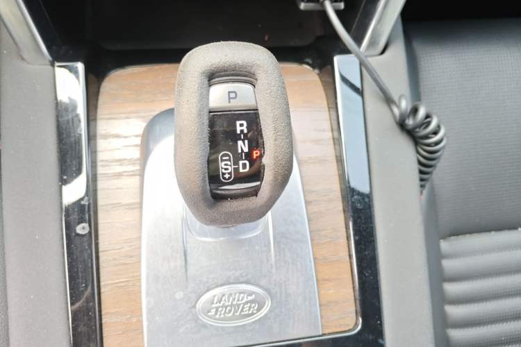 Used Land Rover Discovery Sport 2022 249 PS R-Dynamic SE Performance Tech Edition 5 Seats Gear Lever