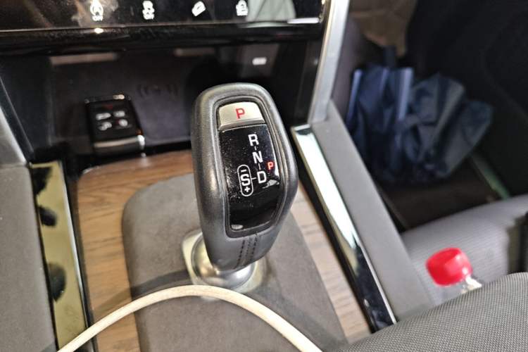 Used Land Rover Discovery Sport 2022 Revised Version 2 249 PS R-Dynamic SE Performance Tech Edition 5 Seats Gear Lever