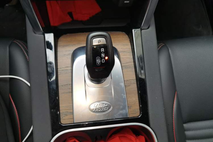Used Land Rover Discovery Sport 2022 Revised Version 2 249 PS R-Dynamic SE Performance Tech Edition 5 Seats Gear Lever