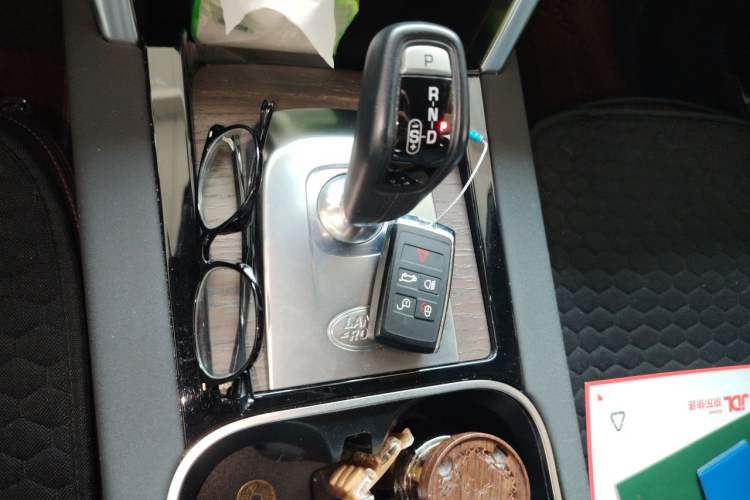 Used Land Rover Discovery Sport 2022 249 PS R-Dynamic S Performance Edition 5 Seats Gear Lever