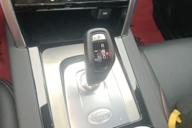 Used Land Rover Discovery Sport 2022 249 PS Metropolitan Edition 5 Seats Gear Lever