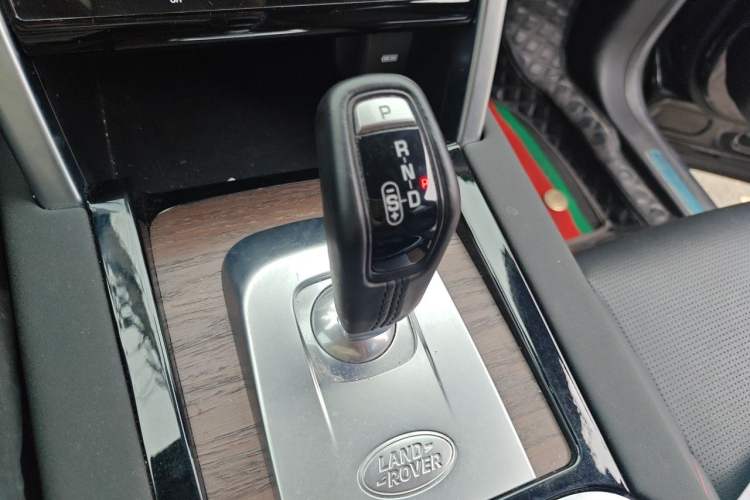 Used Land Rover Discovery Sport 2022 249 PS R-Dynamic S Performance Edition 5 Seats Gear Lever
