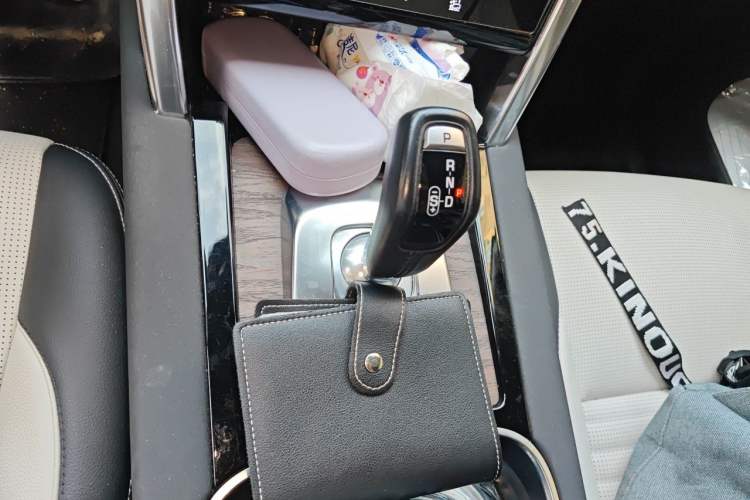 Used Land Rover Discovery Sport 2022 249 PS R-Dynamic S Performance Edition 5 Seats Gear Lever
