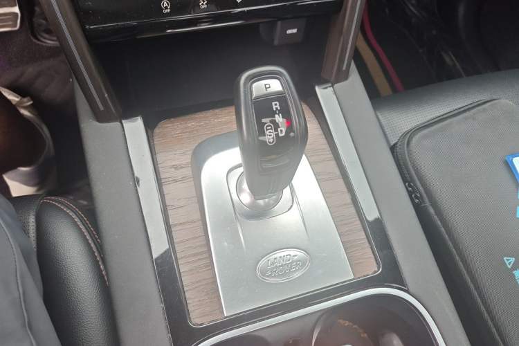 Used Land Rover Discovery Sport 2022 Revised Version 2 249 PS R-Dynamic SE Performance Tech Edition 5 Seats Gear Lever