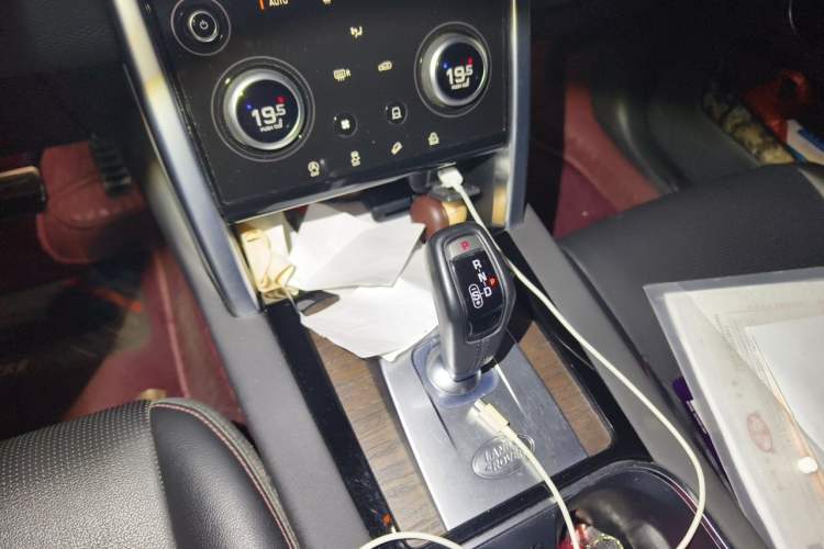 Used Land Rover Discovery Sport 2022 249 PS R-Dynamic SE Performance Tech Edition 5 Seats Gear Lever