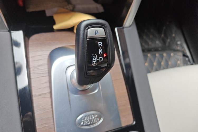 Used Land Rover Discovery Sport 2022 249 PS R-Dynamic S Performance Edition 5 Seats Gear Lever