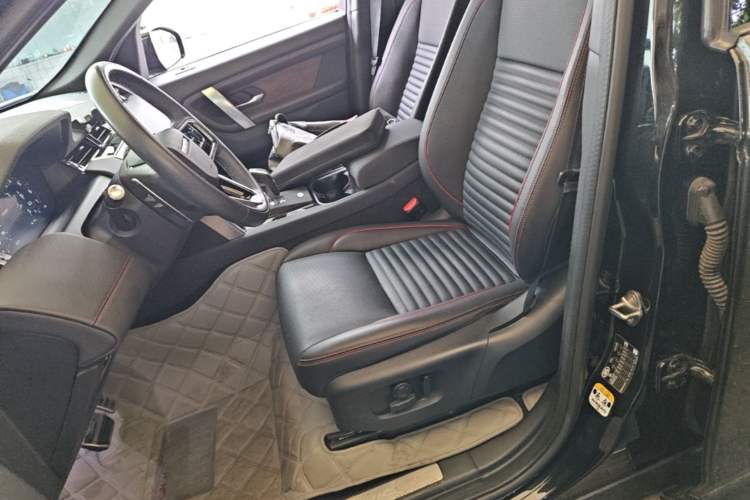 Used Land Rover Discovery Sport 2022 Revised Version 2 249 PS R-Dynamic SE Performance Tech Edition 5 Seats Left Front Seat