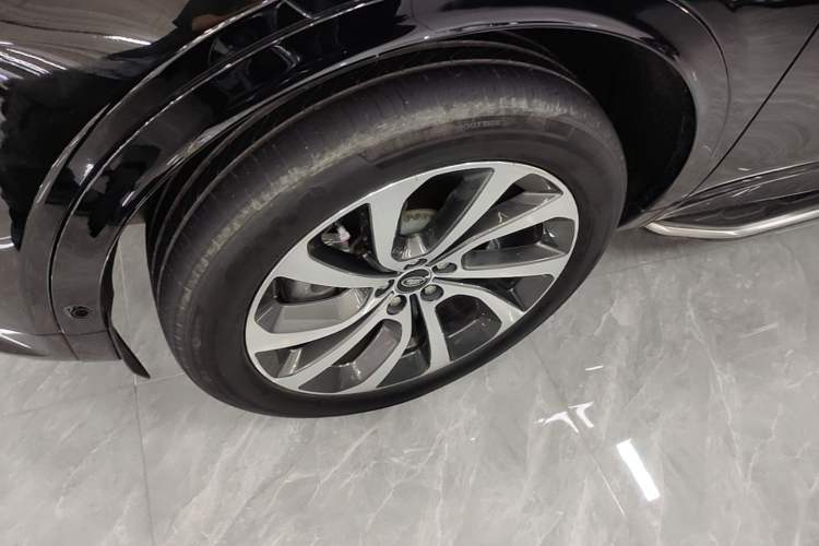 Used Land Rover Discovery Sport 2022 Restyled 249 PS R-Dynamic SE Performance Tech Edition 5 Seats Left Front Wheel Hub