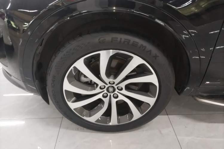 Used Land Rover Discovery Sport 2022 249 PS R-Dynamic S Performance Edition 5 Seats Left Front Wheel Hub