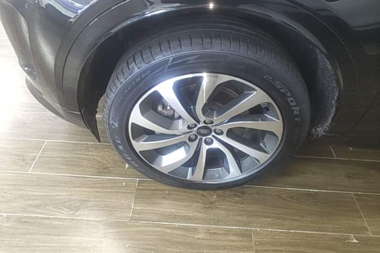 Used Land Rover Discovery Sport 2022 249 PS R-Dynamic S Performance Edition 5 Seats Left Front Wheel Hub