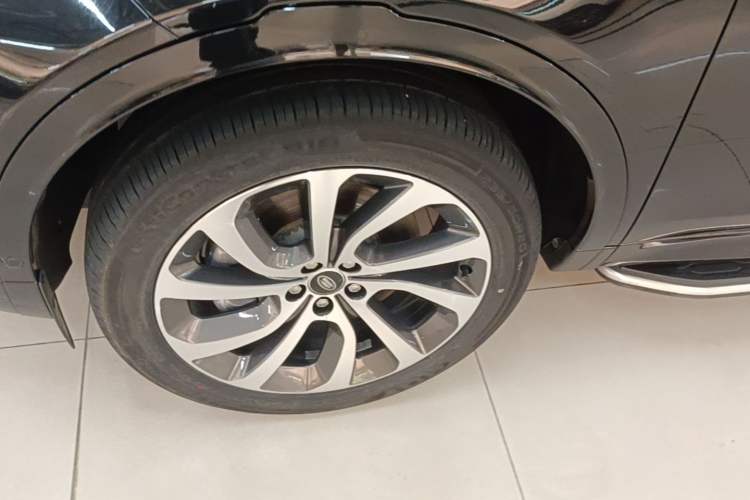 Used Land Rover Discovery Sport 2022 Revised Version 2 249 PS R-Dynamic SE Performance Tech Edition 5 Seats Left Front Wheel Hub
