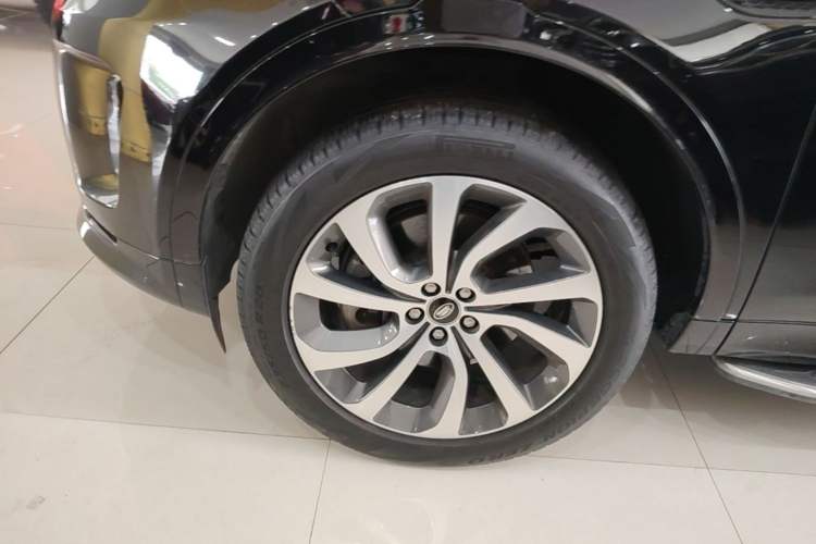 Used Land Rover Discovery Sport 2022 Revised Version 249 PS R-Dynamic S Performance Edition 5 Seats Left Front Wheel Hub