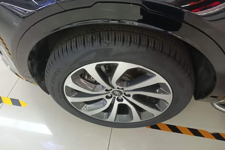 Used Land Rover Discovery Sport 2022 Revised Version 249 PS R-Dynamic S Performance Edition 5 Seats Left Front Wheel Hub
