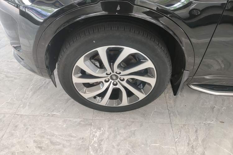Used Land Rover Discovery Sport 2022 249 PS R-Dynamic S Performance Edition 5 Seats Left Front Wheel Hub