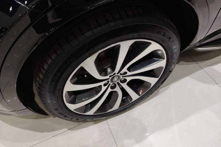 Used Land Rover Discovery Sport 2022 Revised Version 249 PS R-Dynamic S Performance Edition 5 Seats Left Front Wheel Hub