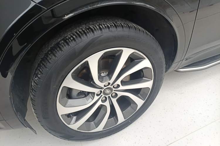 Used Land Rover Discovery Sport 2022 Revised Version 249 PS R-Dynamic S Performance Edition 5 Seats Left Front Wheel Hub