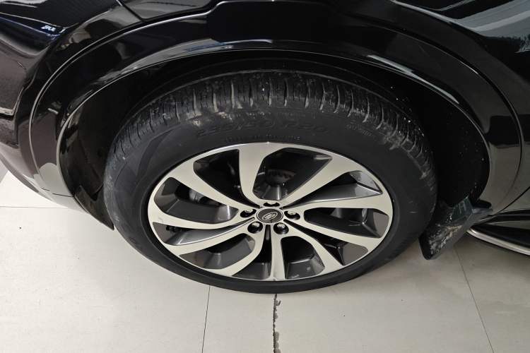 Used Land Rover Discovery Sport 2022 Revised Version 249 PS R-Dynamic S Performance Edition 5 Seats Left Front Wheel Hub