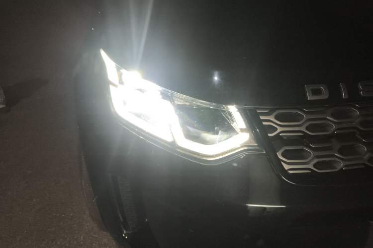 Used Land Rover Discovery Sport 2022 Revised Version 249 PS R-Dynamic S Performance Edition 5 Seats Right Front Headlight