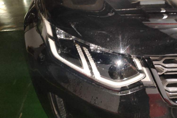 Used Land Rover Discovery Sport 2022 Revised Version 249 PS R-Dynamic S Performance Edition 5 Seats Right Front Headlight