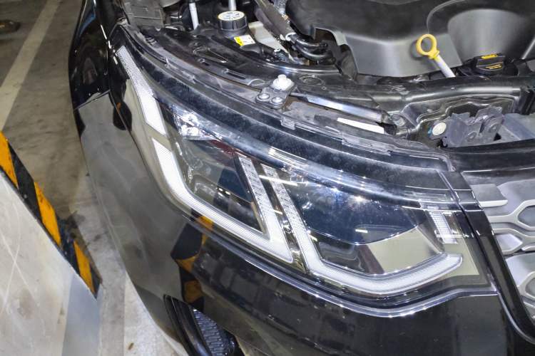 Used Land Rover Discovery Sport 2022 Revised Version 249 PS R-Dynamic S Performance Edition 5 Seats Right Front Headlight