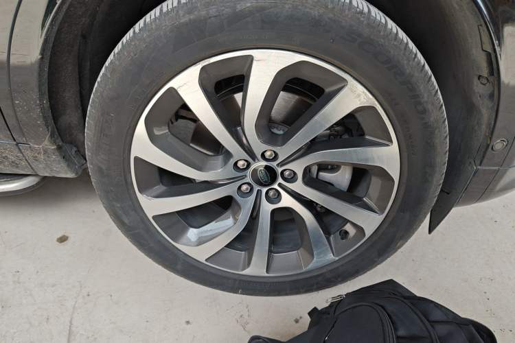 Used Land Rover Discovery Sport 2022 Restyled 249 PS R-Dynamic SE Performance Tech Edition 5 Seats Right Front Wheel Hub