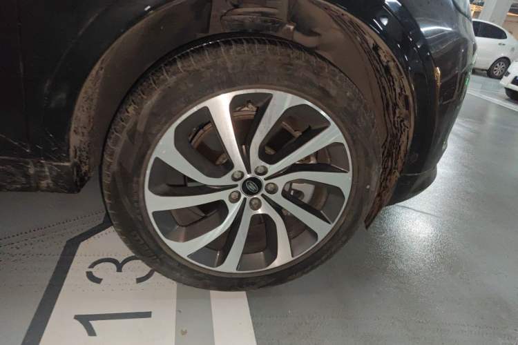 Used Land Rover Discovery Sport 2022 Restyled 249 PS R-Dynamic SE Performance Tech Edition 5 Seats Right Front Wheel Hub