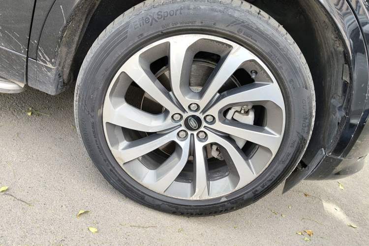 Used Land Rover Discovery Sport 2022 249 PS R-Dynamic S Performance Edition 5 Seats Right Front Wheel Hub