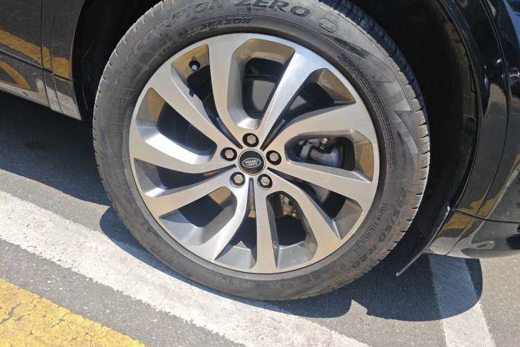 Used Land Rover Discovery Sport 2022 249 PS R-Dynamic S Performance Edition 5 Seats Right Front Wheel Hub