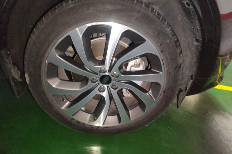 Used Land Rover Discovery Sport 2022 Revised Version 249 PS R-Dynamic S Performance Edition 5 Seats Right Front Wheel Hub
