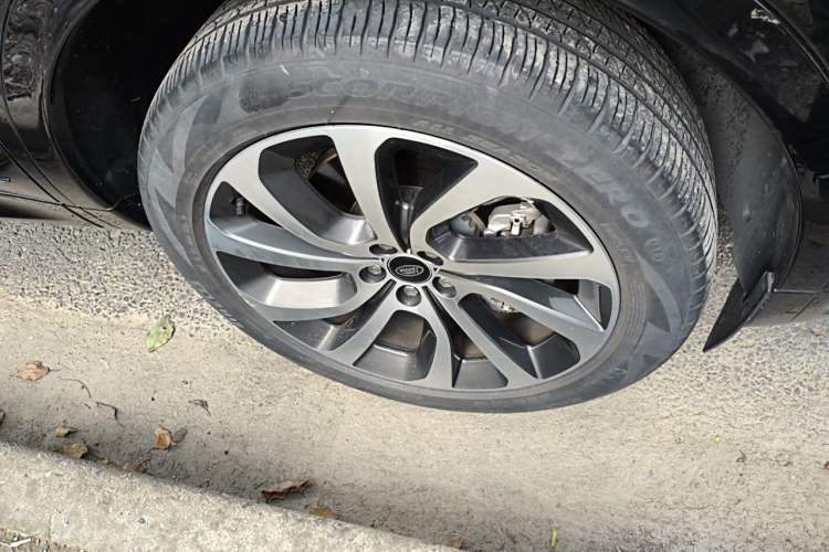 Used Land Rover Discovery Sport 2022 249 PS R-Dynamic S Performance Edition 5 Seats Right Front Wheel Hub